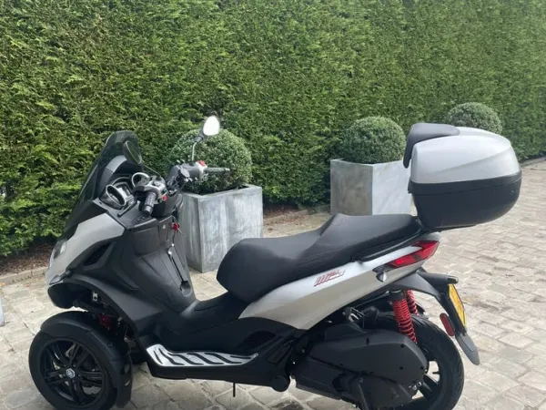 2022 Piaggio MP3 300HPE Sport Zilvergrijs Bouwjaar 2022 - € 5.850 (1/1)