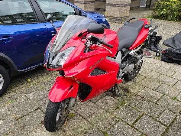 2005 Honda VFR 800 - €3,000 · Bidding (1/1)