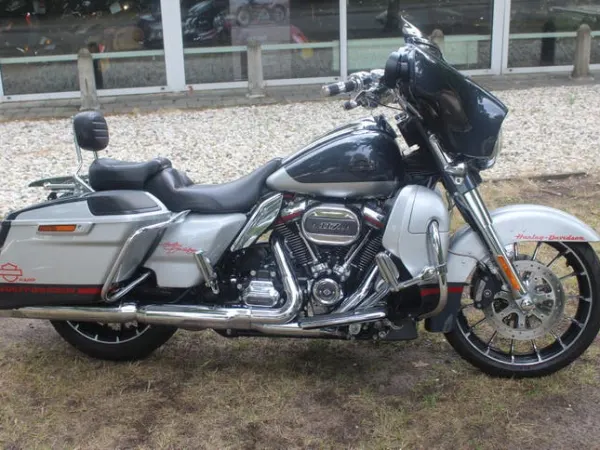 2020 Harley-Davidson Street Glide - €32,950 · Bidding (1/1)