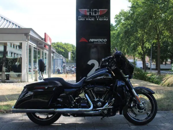 2017 Harley-Davidson Street Glide - €23,950 · Bidding (1/1)