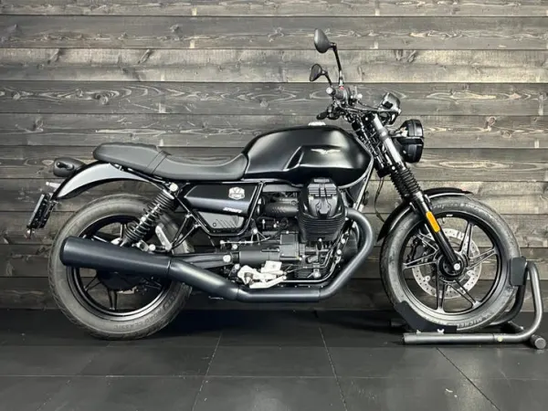 2024 Moto Guzzi V7 IV 850 Stone Nero Ruvido (bj 2024) - €8,990 (1/1)