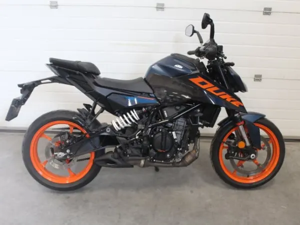 2024 KTM Duke 125 2024 met Minimale Schade - € 3.250 (1/1)