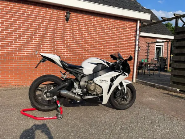 2008 Honda CBR 1000RR Fireblade (bj 2008) - € 4.500 · Bieden (1/1)