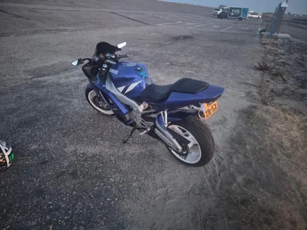 2001 Yamaha r1 - €3,000 · Bidding (1/1)