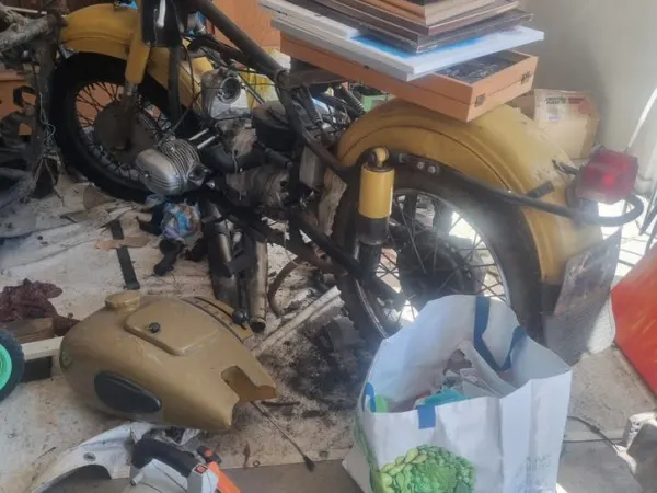 Year unknown Ural Zijspan - €1,500 · Bidding (1/1)