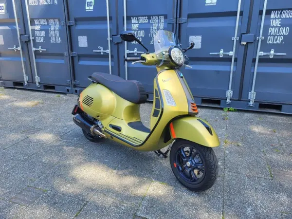 Year unknown Vespa GTS 300 Hpe | 2024 | Nieuwstaat! - €6,450 (1/1)