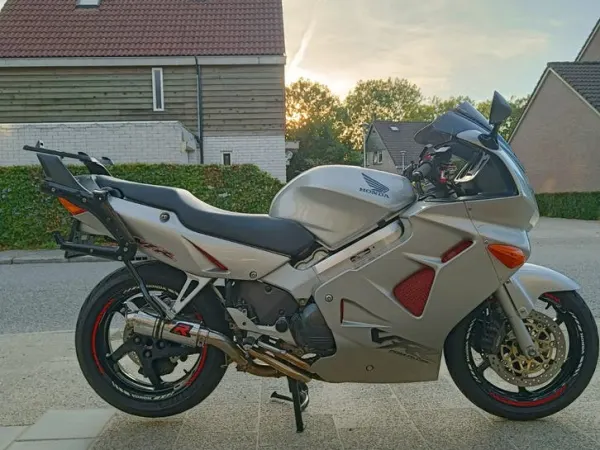 1998 Honda VFR 800Fi RC46 Zilver - €1,849 · Bidding (1/1)
