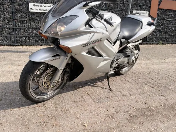 2004 Honda VFR 800 V-tec-BJ 2004-kmstnd 30.391 - €1,500 · Bidding (1/1)
