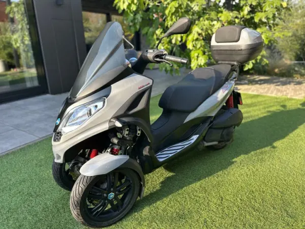 2021 Piaggio MP3 300 HPE Sport Nardo Grey met Accessoires - € 5.195 · Bieden (1/1)