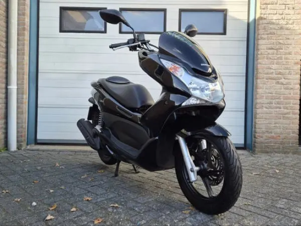 2011 Honda PCX 125 - €1,475 · Bidding (1/1)