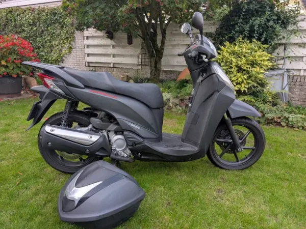 Bouwjaar onbekend Honda SH 300 - € 4.500 · Bieden (1/1)