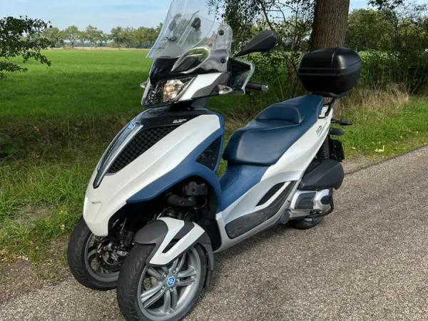2012 Piaggio MP3 300 2012 Yourban Geschikt Voor autorijbewijs! - €2,950 · Bidding (1/1)