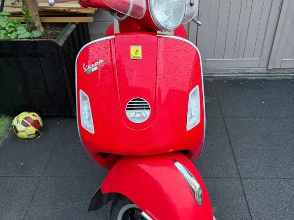 2006 Vespa GTS 250ie ABS uit 2006 - €2,350 · Bidding (1/1)