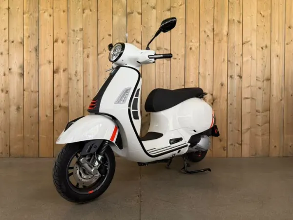 2024 Vespa GTS 300 SuperSport Slechts 2207KM NIEUWSTAAT! - €6,749 (1/1)