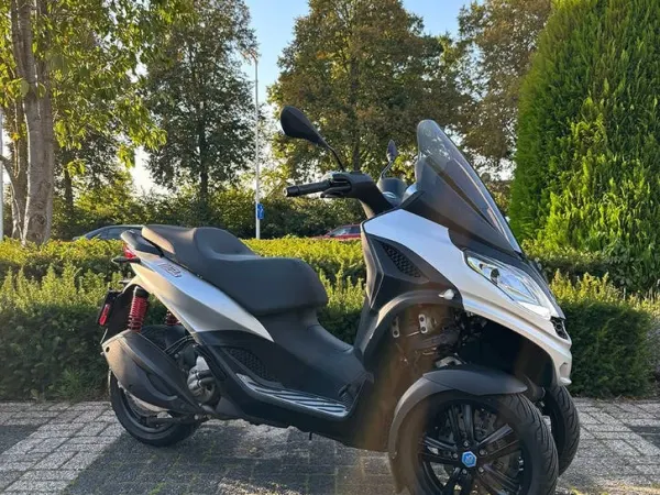 2023 Piaggio MP3 300 HPE - € 6.750 (1/1)
