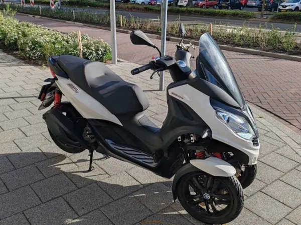 2022 Piaggio MP3 300 HPE - € 6.399 · Bieden (1/1)