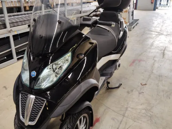 2014 Piaggio MP3 300 LT-Zwart-Topkoffer - €2,300 · Bidding (1/1)