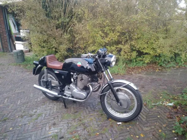 Year unknown Laverda 750 sf uit 1973 met duo zit en Nieuwe Accu - €6,000 · Bidding (1/1)