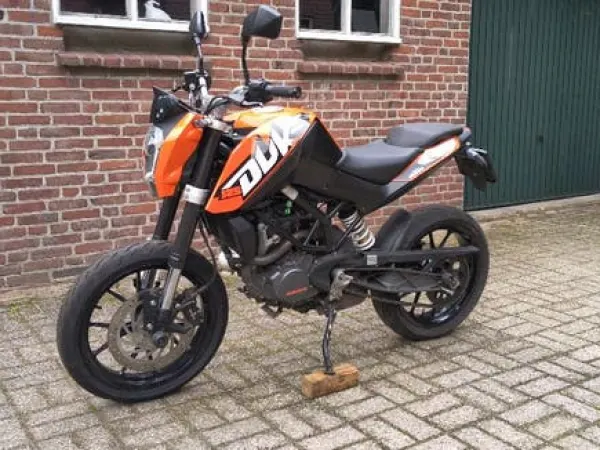 2015 KTM Duke 125 ABS 2015 Schade Motor - €1,150 · Bidding (1/1)