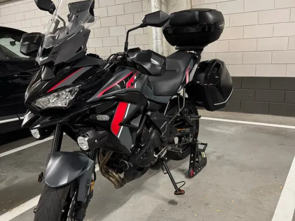 2025 Kawasaki Versys 650 Metallic mat Rood Grijs 2025 - €9,799 (1/1)