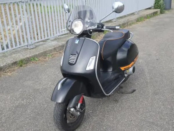Year unknown Vespa gts 300 - €3,000 · Bidding (1/1)