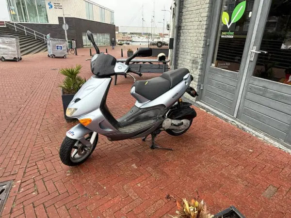 Year unknown Aprilia SR 150cc Motorscooter met Piaggio Blok 180cc - €2,150 · Bidding (1/1)