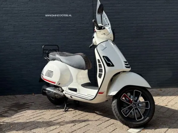 2022 Vespa GTS 250 IE (bj 2022) - €5,800 · Bidding (1/1)