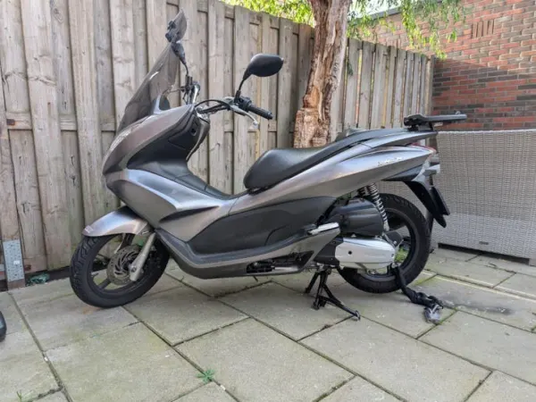 2011 Honda PCX125 Motorscooter uit 2011-13000km - €1,500 · Bidding (1/1)