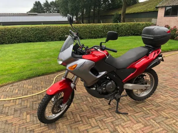 2001 Aprilia Pegaso 650-Rode Toermotor met Topkoffer - €2,200 (1/1)
